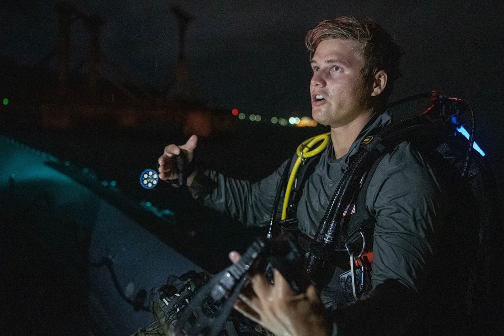 EODMU 5 conduct dives and pier sweep training during Valiant Shield 22