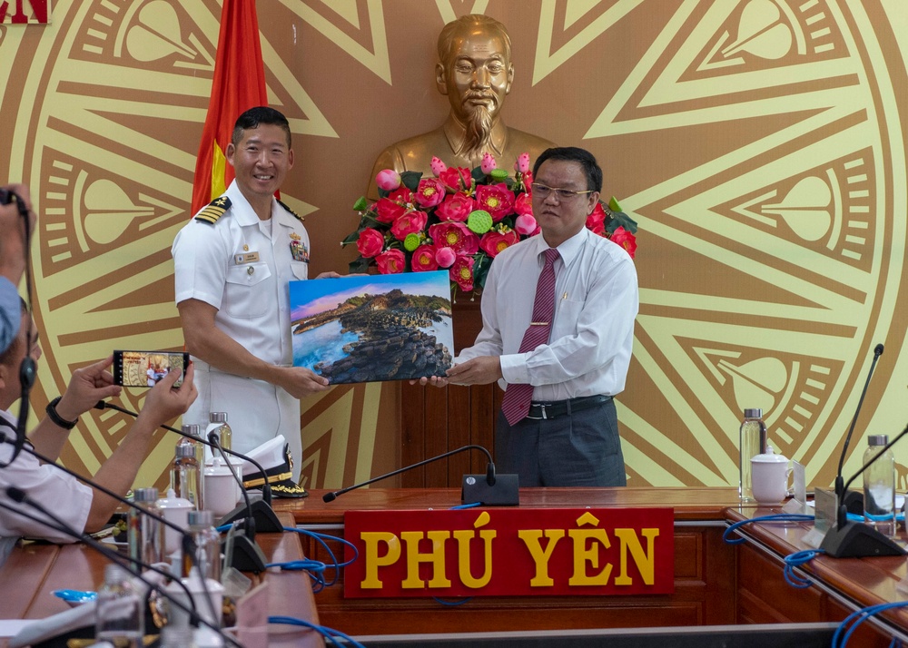 Pacific Partnership 2022 Commodore Visits With Vietnamese Officials