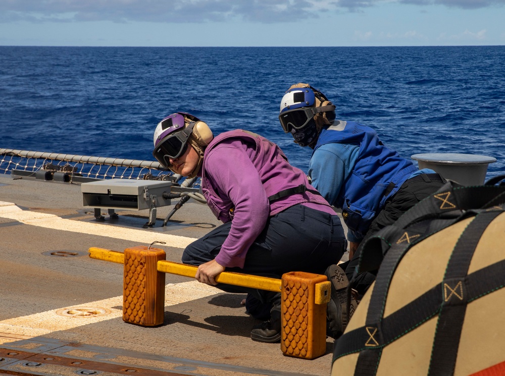 Sailors Aboard USS Dewey (DDg 105) Conduct Vertical Replenishment With USS Mobile Bay (CG 53)