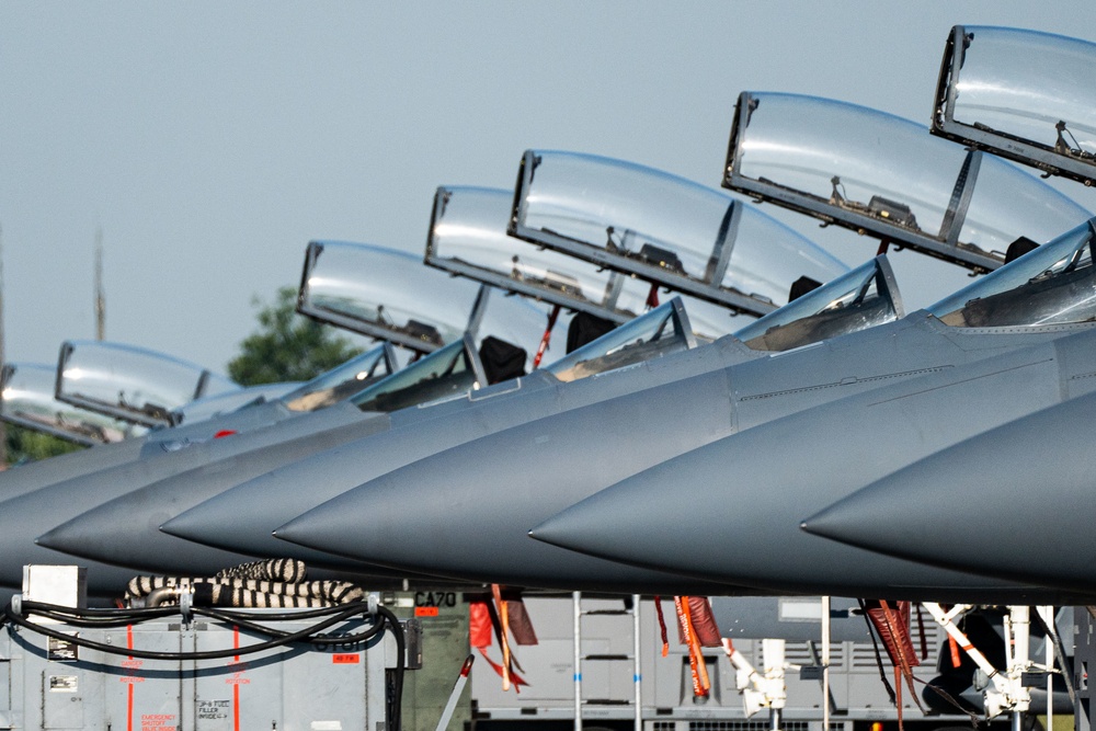 British television crew experiences RAF Lakenheath flight line