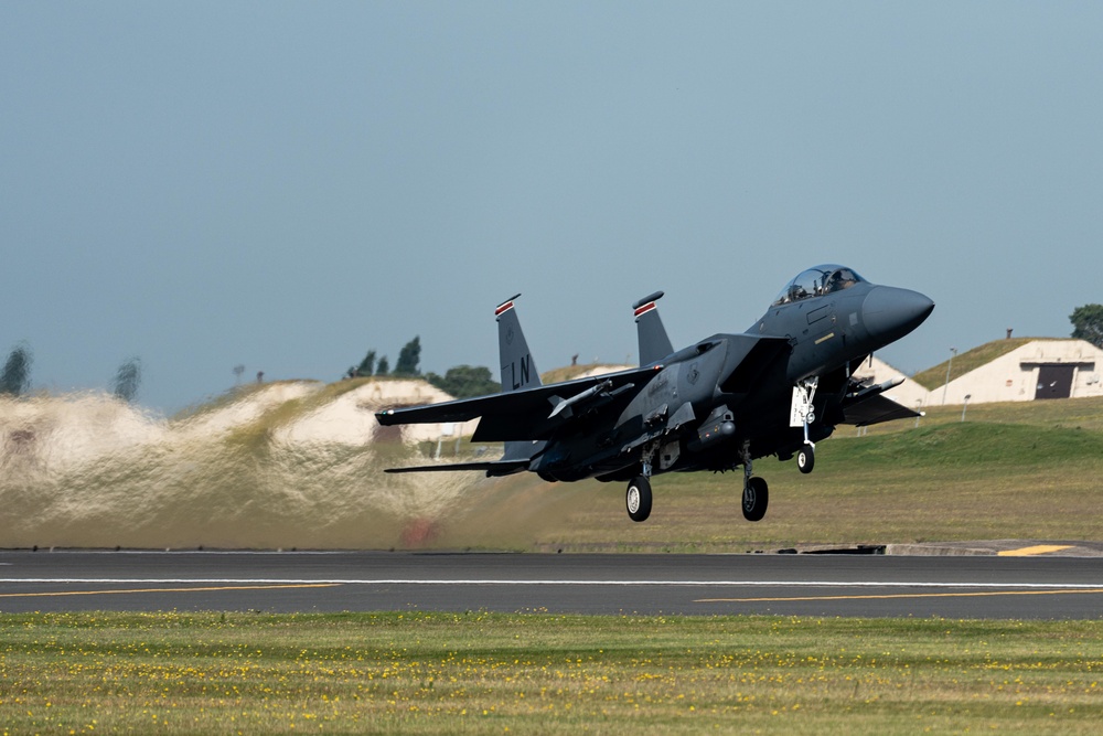 British television crew experiences RAF Lakenheath flight line