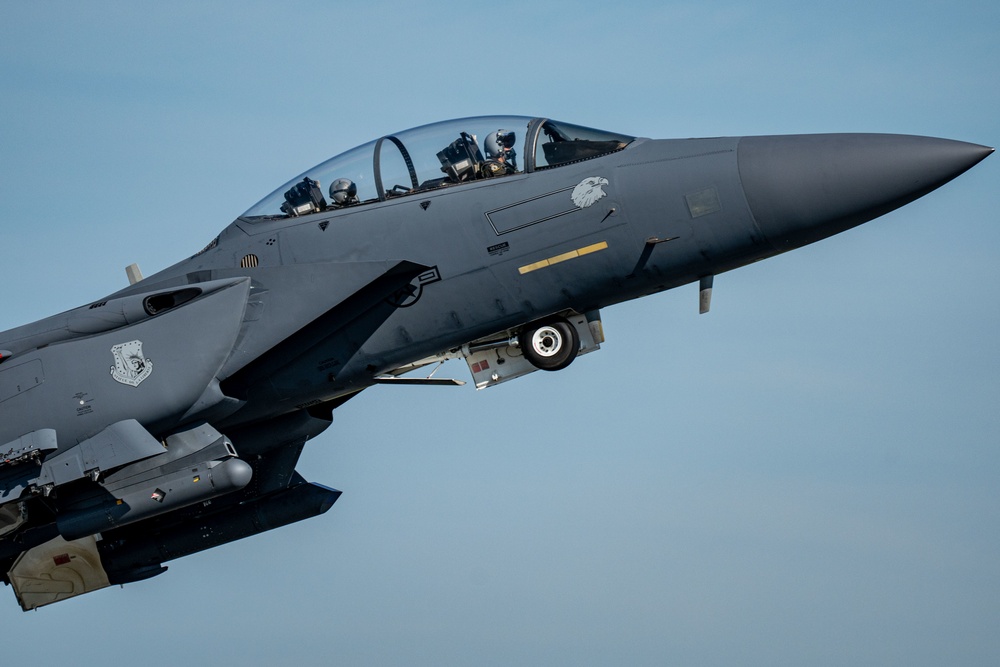 British television crew experiences RAF Lakenheath flight line