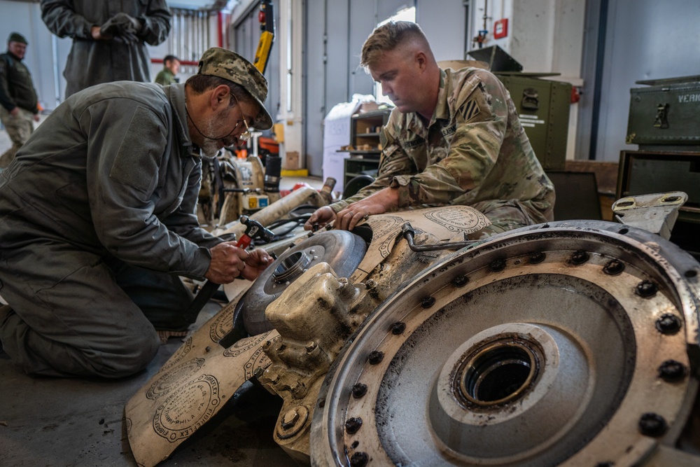 US and Norway provide AFU Soldiers with maintanence training on M109 Howitzer