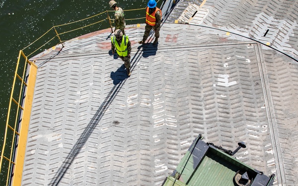 390th SPOC Soldiers execute a Ro-Ro