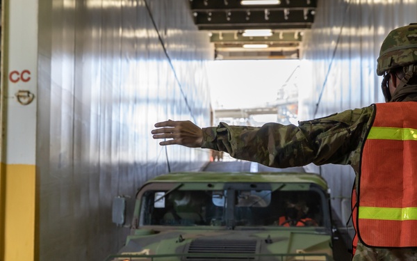 390th SPOC Soldiers execute a Ro-Ro