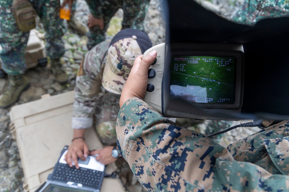 Marine Raiders with SOTF 511.2 and Marines with 3MAW demonstrate SUAS capabilities to AFP