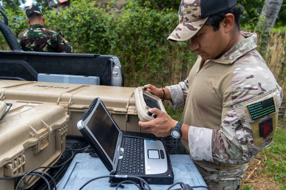 Marine Raiders with SOTF 511.2 demonstrate SUAS capabilities to AFP