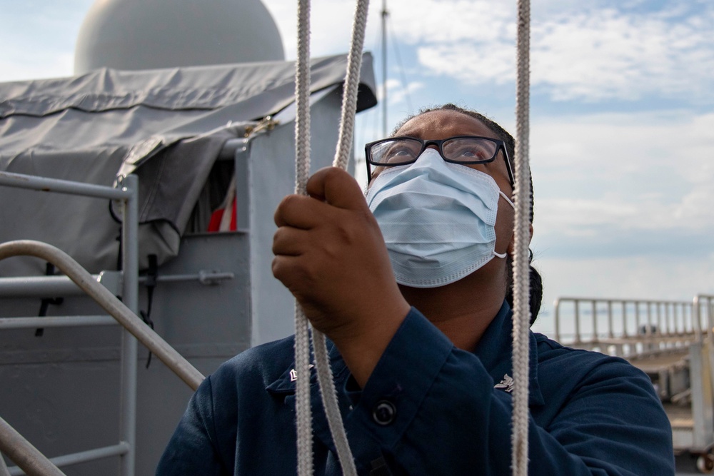 USS Frank Cable Arrives in Singapore