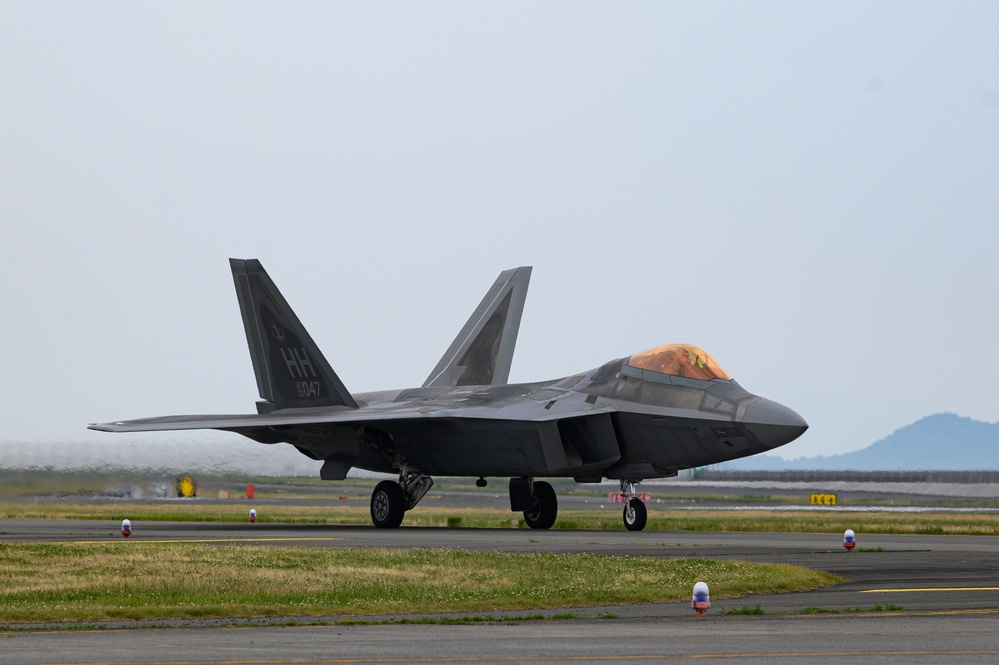 Hawaiian Raptors take off during ACE training at MCAS Iwakuni