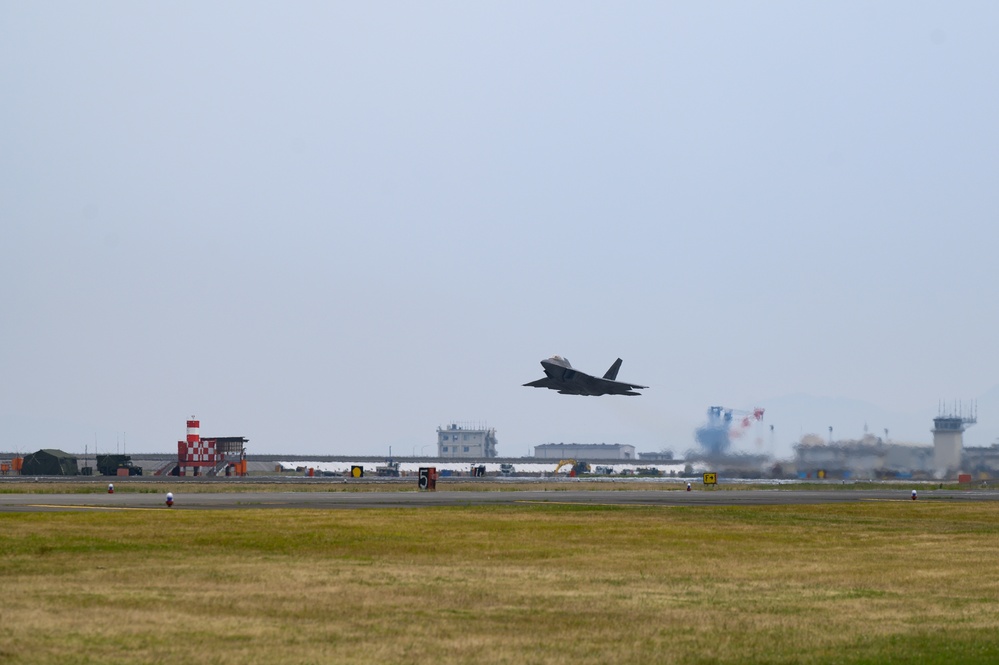 Hawaiian Raptors take off during ACE training at MCAS Iwakuni