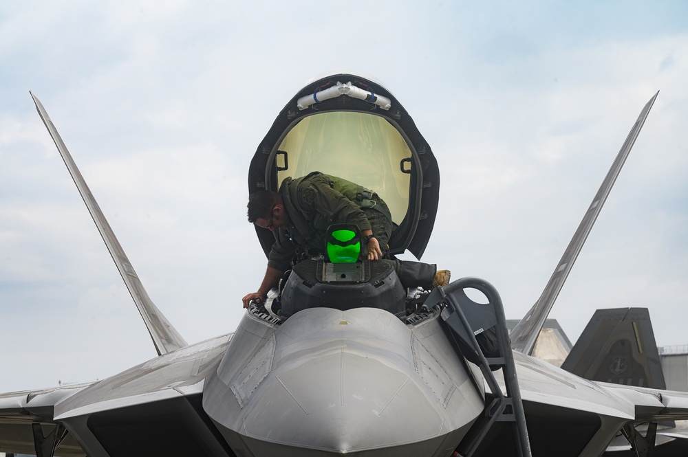 Hawaiian Raptors take off during ACE training at MCAS Iwakuni