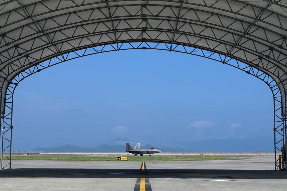 Hawaiian Raptors take off during ACE training at MCAS Iwakuni