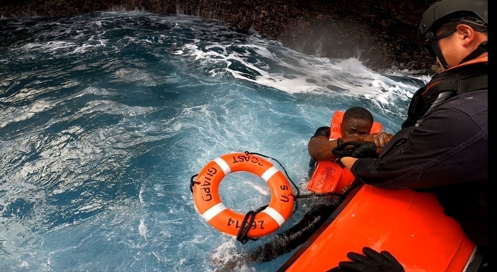 Oponerse a Basura tolerancia DVIDS - Images - Coast Guard rescues 27 Haitians stranded on Monito Island, Puerto  Rico following illegal voyage [Image 1 of 7]