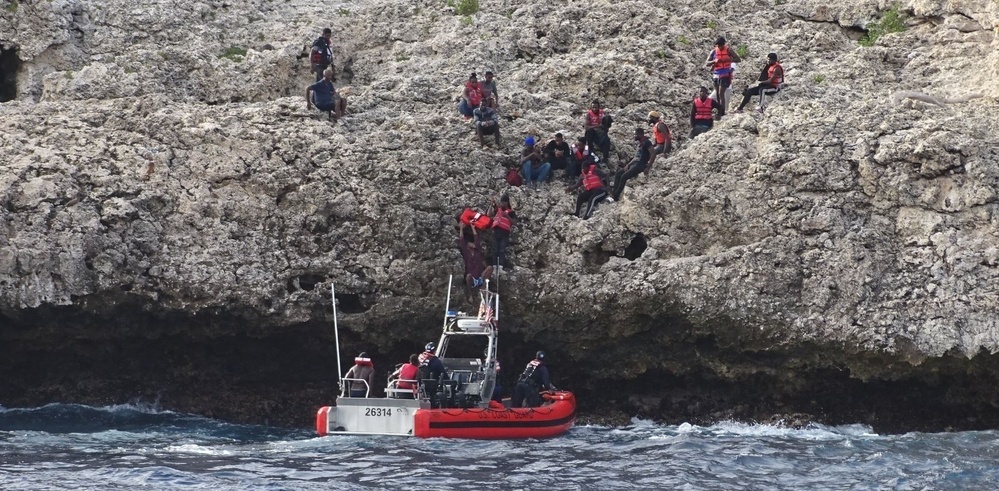eterno Elocuente pelo DVIDS - Images - Coast Guard rescues 27 Haitians stranded on Monito Island, Puerto  Rico following illegal voyage [Image 6 of 7]