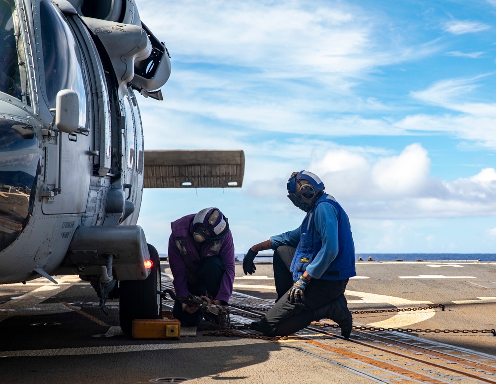 Sailors Aboard USS Dewey (DDg 105) Conduct Vertical Replenishment With USS Mobile Bay (CG 53)