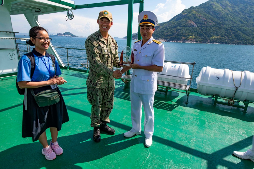 Pacific Partnership Leaders Tour Vietnamese Hospital Ship
