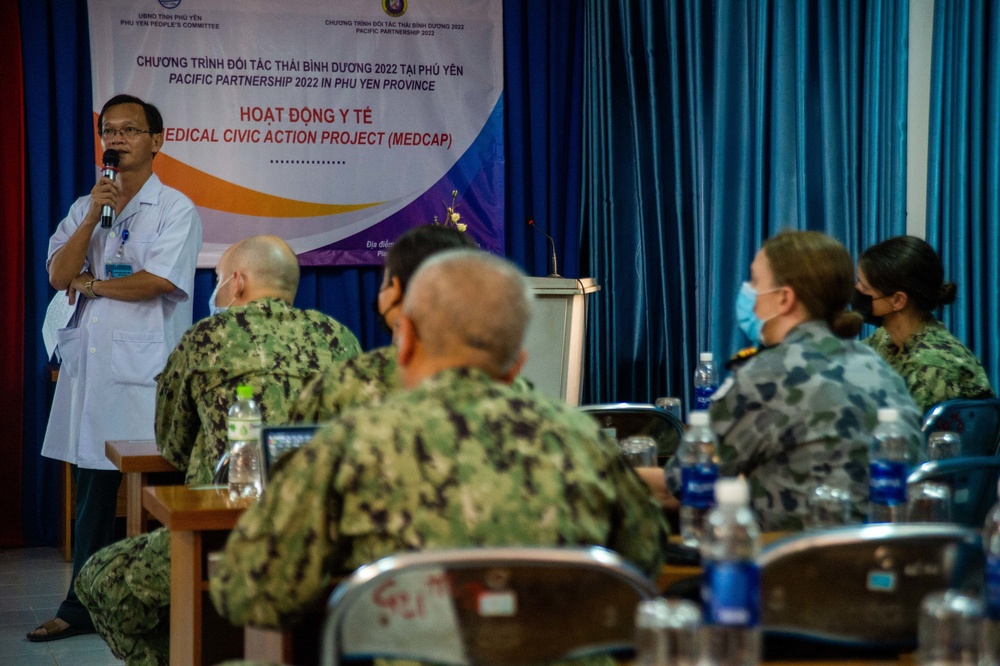 Pacific Partnership Medical Personnel Learn About Vietnamese Traditional Medicine