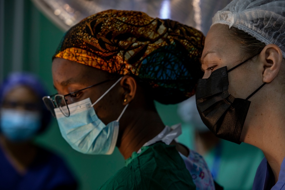 U.S. Service Member working alongside Ghanaian medical professionals during MEDREX Ghana 22