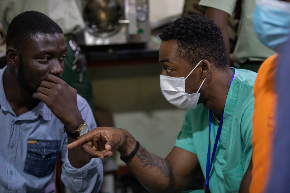 U.S. Service Member working alongside Ghanaian medical professionals during MEDREX Ghana 22