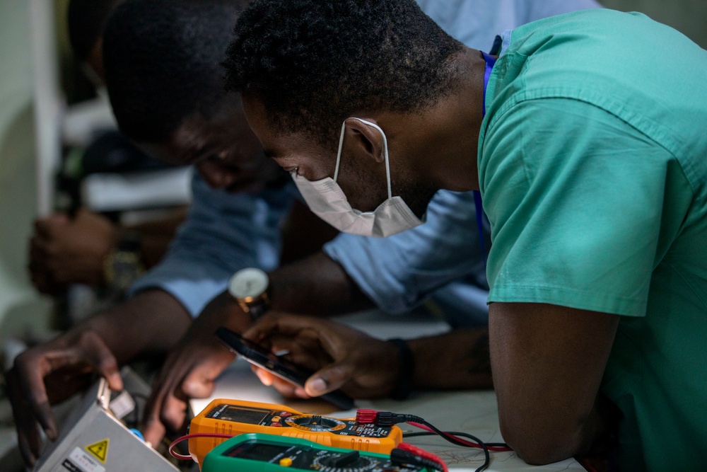 U.S. Service Member working alongside Ghanaian medical professionals during MEDREX Ghana 22