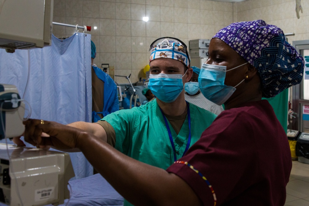 U.S. Service Member working alongside Ghanaian medical professionals during MEDREX Ghana 22