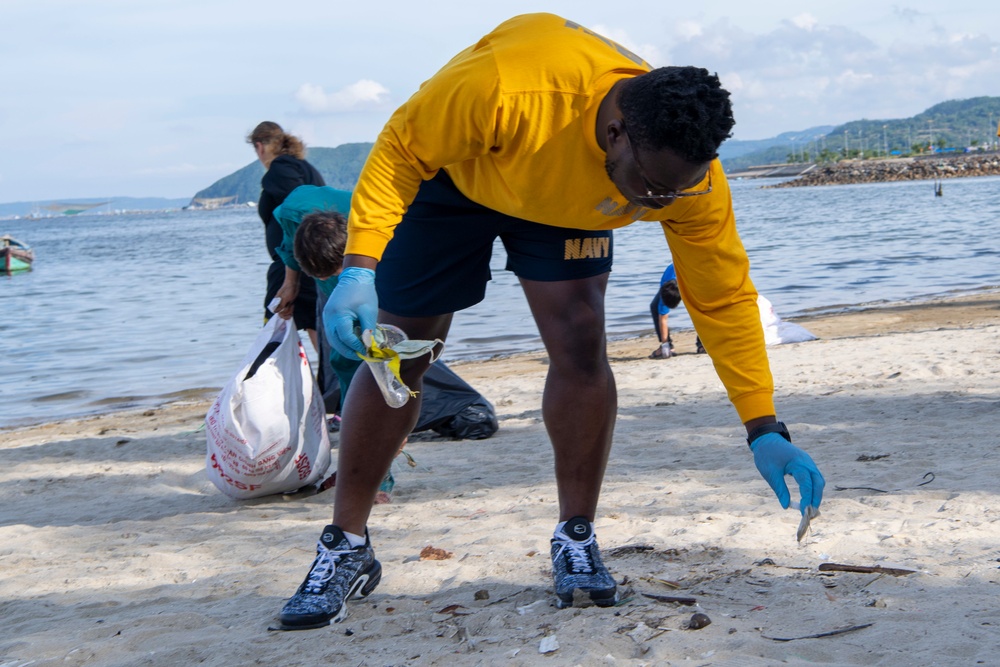 U.S. Sailors participate in Host Nation Outreach Event (HNOE) during Pacific Partnership 2022