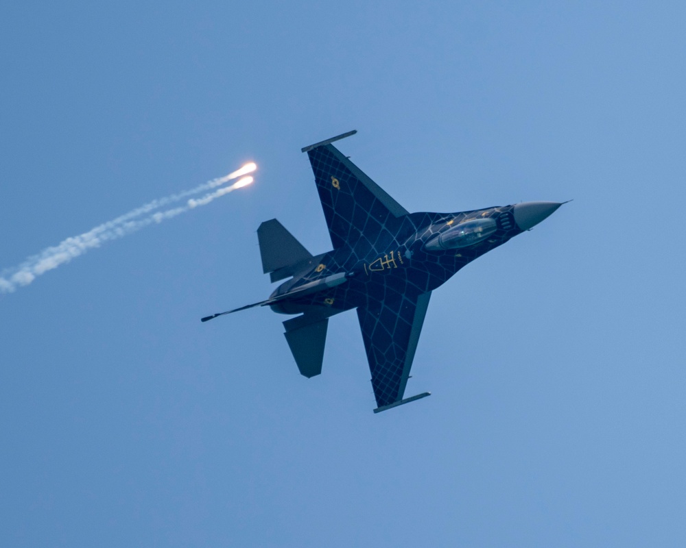 F-16 Viper Demo Team performs at the Miami Air and Sea Show