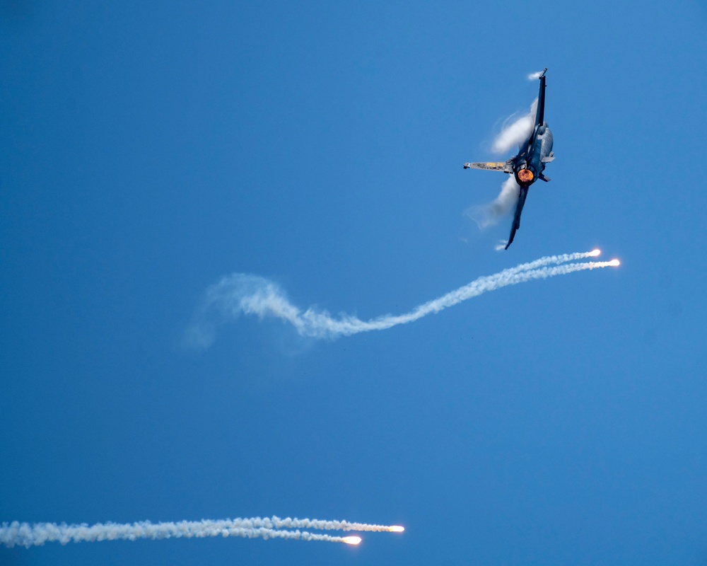 DVIDS Images F16 Viper Demo Team performs at the Miami Air and Sea