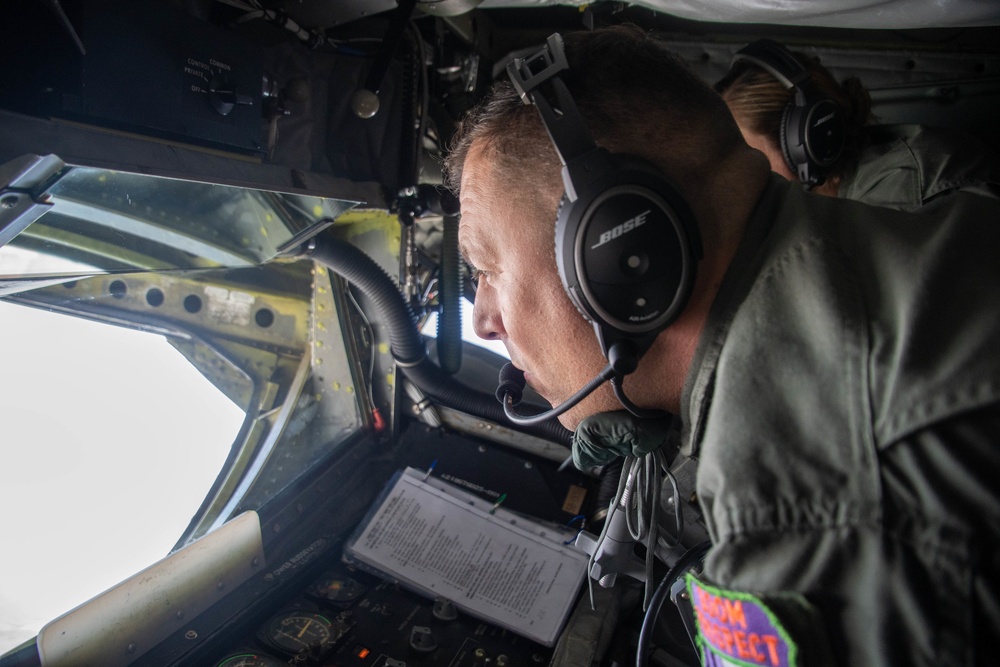 Boom refueling jet