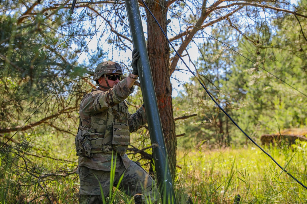 Signal Support Specialists train at DPTA, Poland