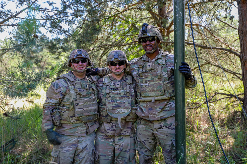 Signal Support Specialists train at DPTA, Poland