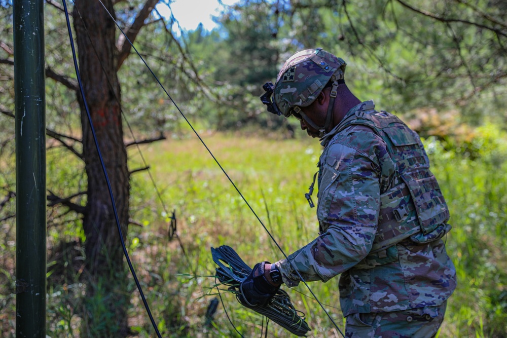 Signal Support Specialists train at DPTA, Poland