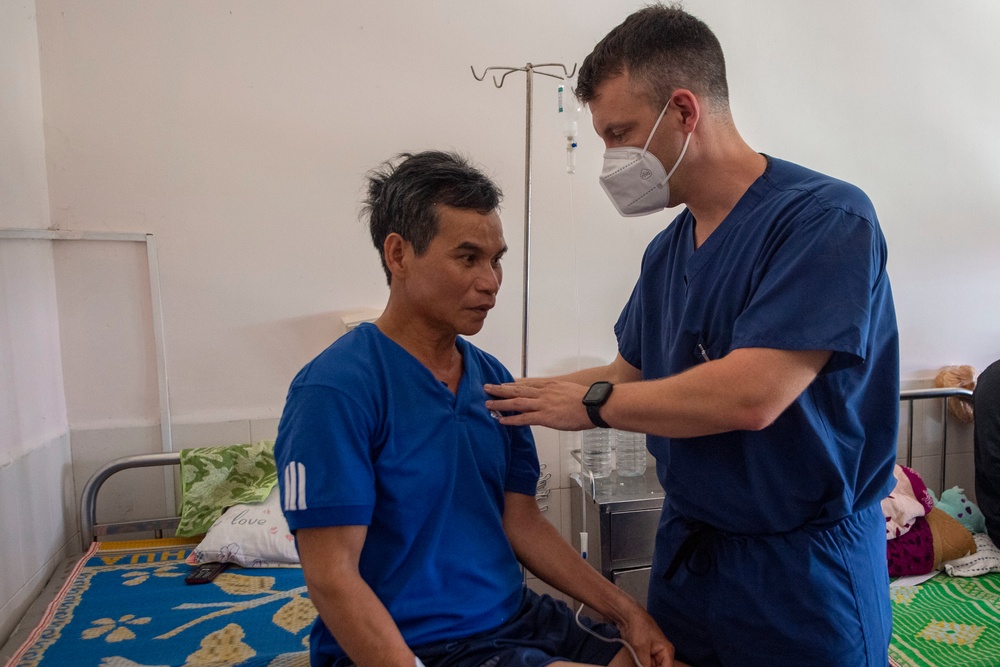 Pacific Partnership and Vietnamese Medical Professionals provide care at Vietnamese Hospital