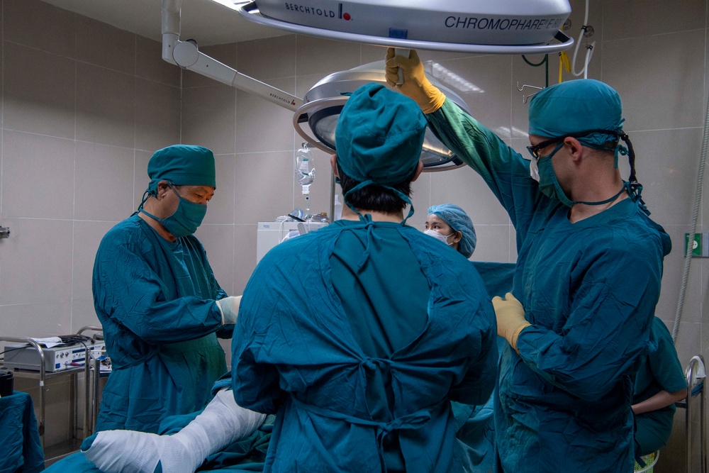 Pacific Partnership and Vietnamese Doctors Perform Surgery at Vietnamese Hospital