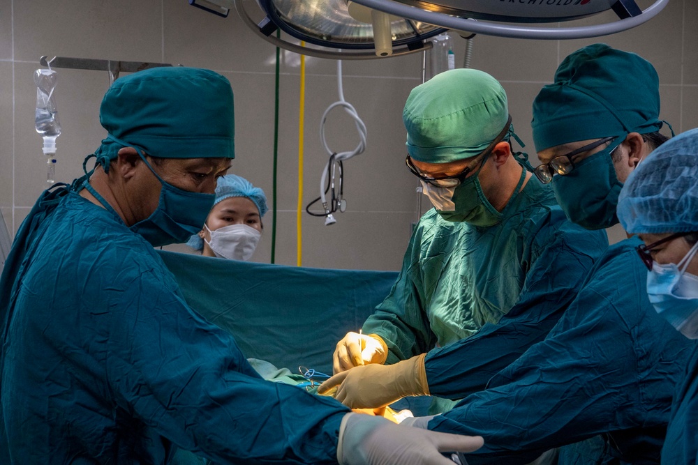 Pacific Partnership and Vietnamese Medical Professionals provide care at Vietnamese Hospital