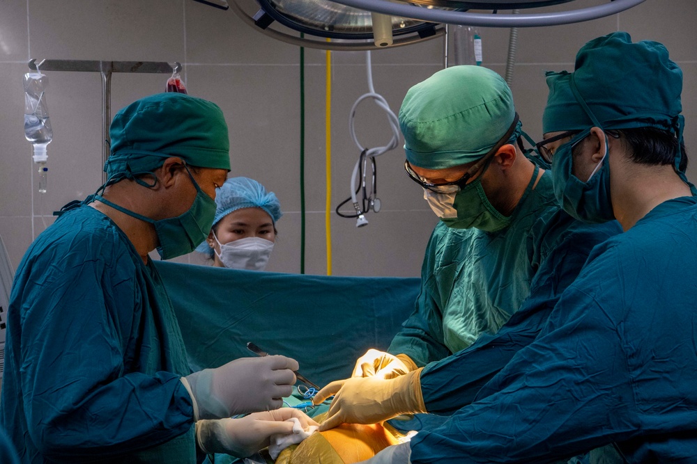 Pacific Partnership and Vietnamese Doctors Perform Surgery at Vietnamese Hospital