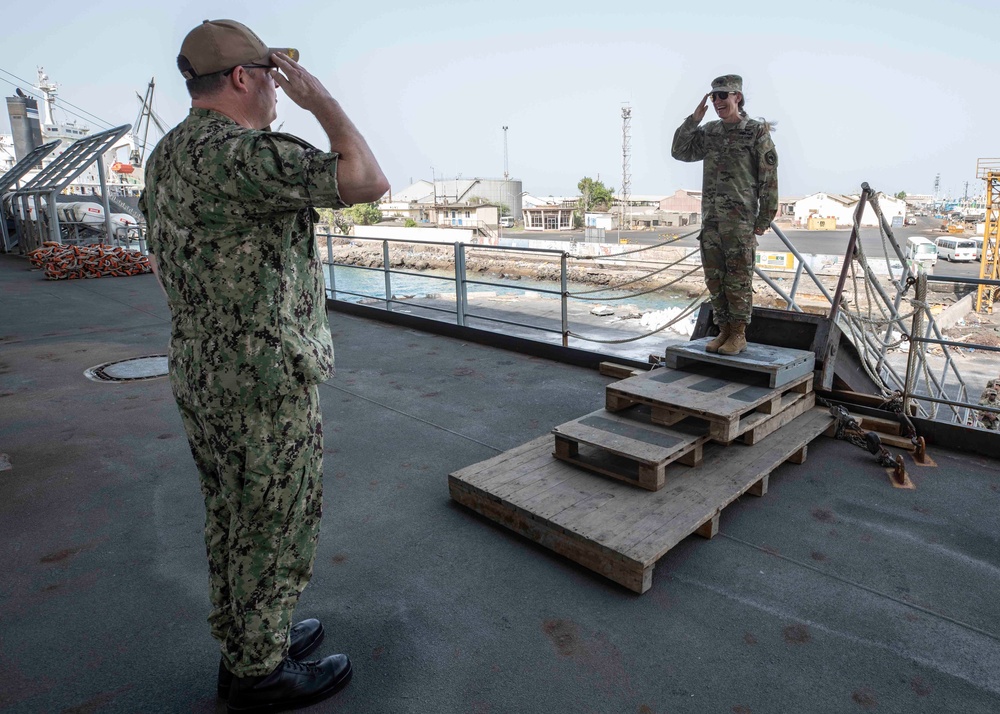 USS Hershel &quot;Woody&quot; Williams (ESB 4) hosts Commander, Combined Joint Task Force-Horn of Africa.