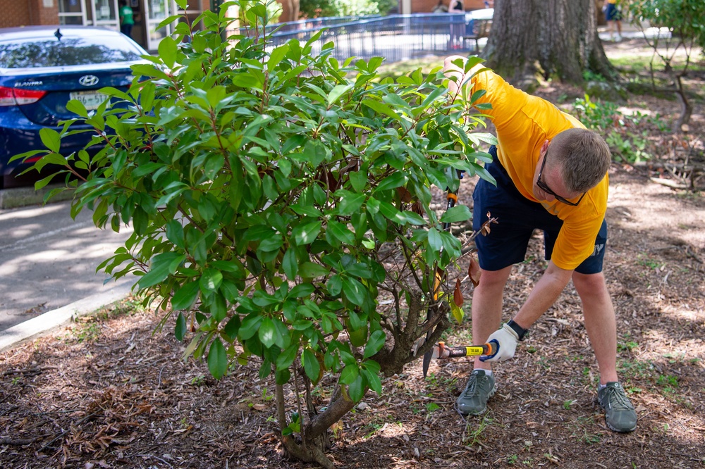 Sailors volunteer during Navy Week Memphis