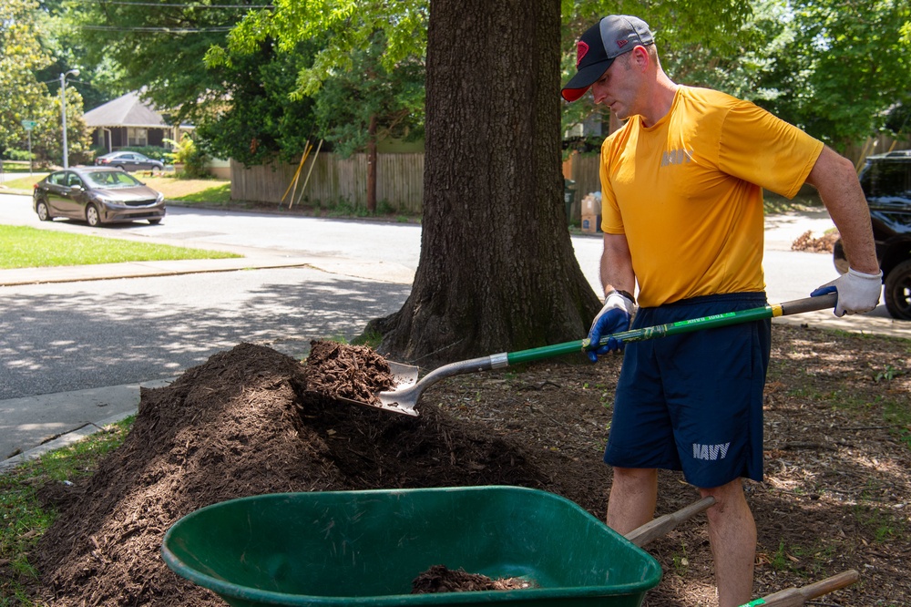 Sailors volunteer during Navy Week Memphis