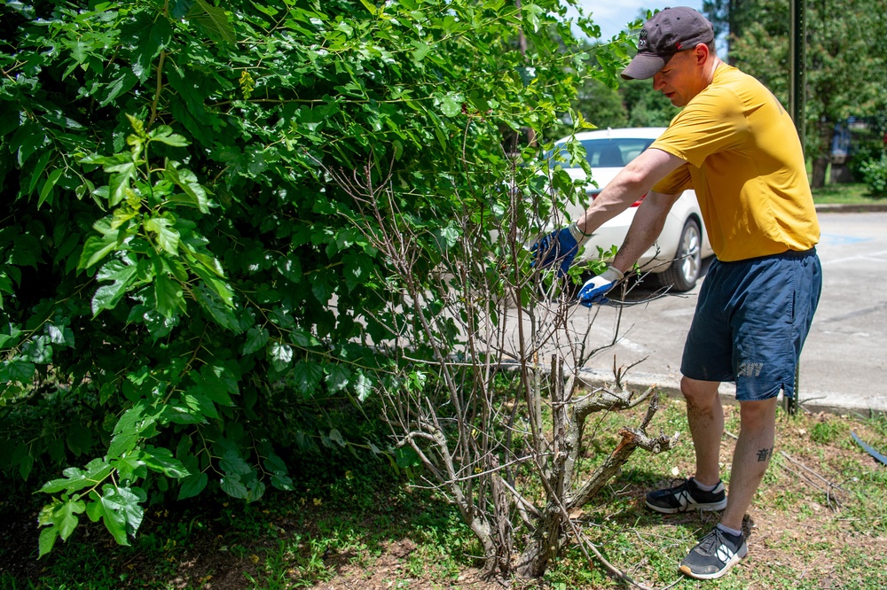 Sailors volunteer during Navy Week Memphis