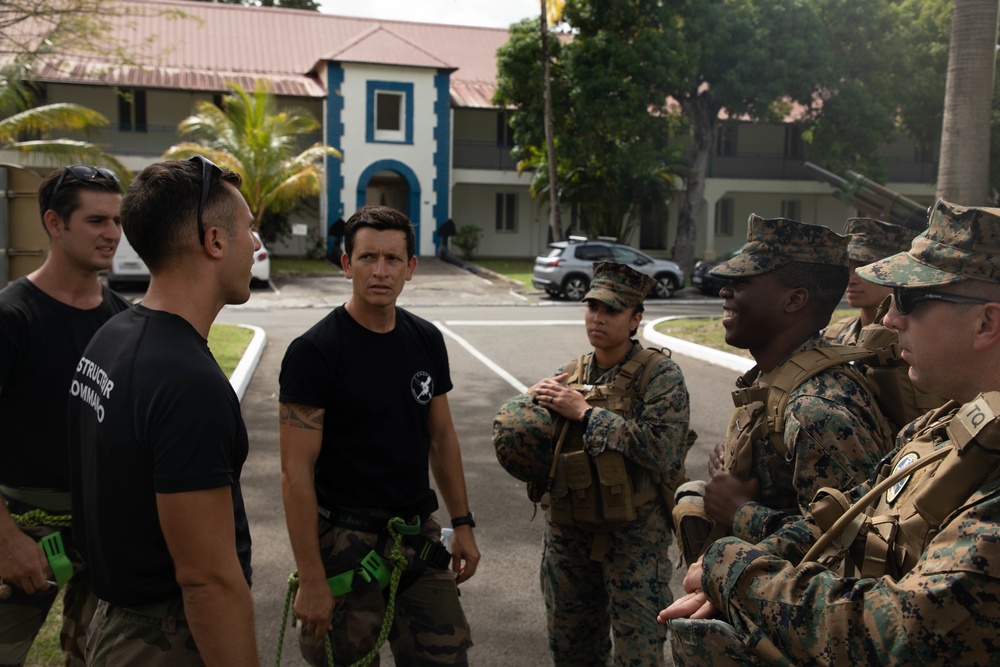 U.S. and French Marines work together on an endurance course