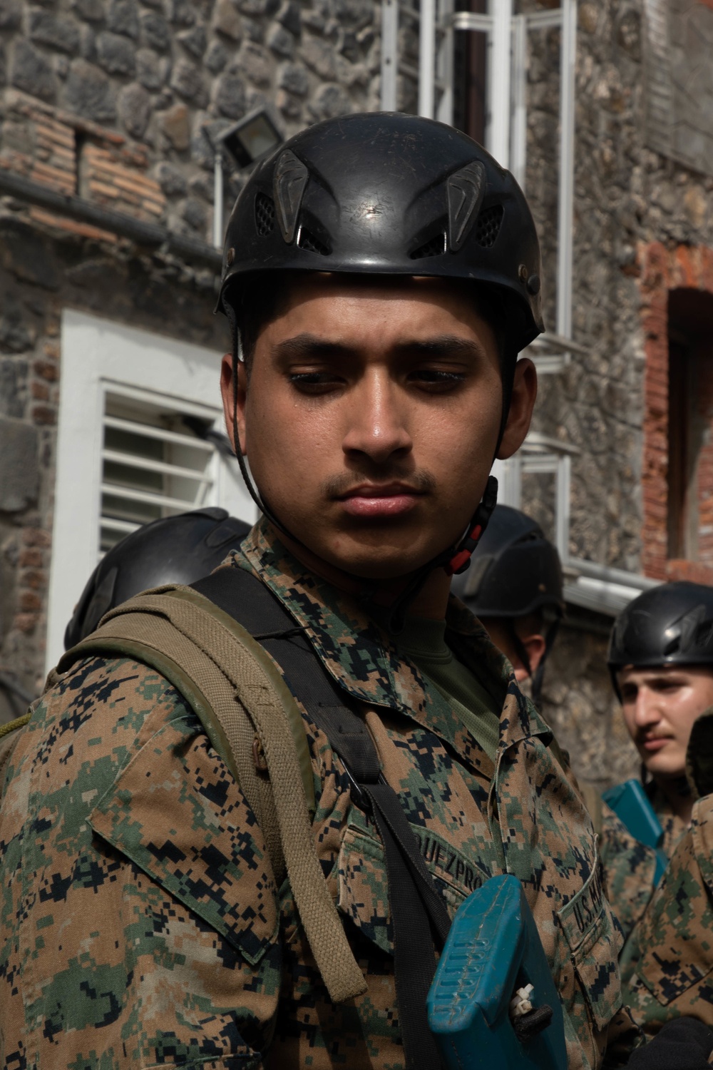 U.S. and French Marines work together on an endurance course