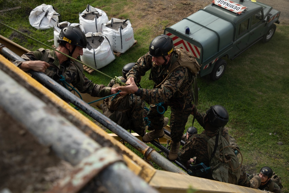 U.S. and French Marines work together on an endurance course