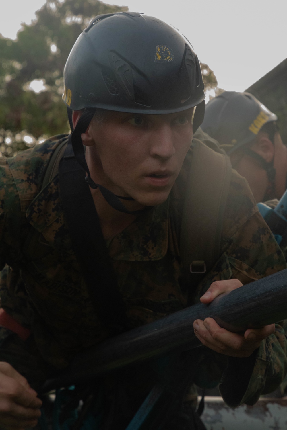 U.S. and French Marines work together on an endurance course