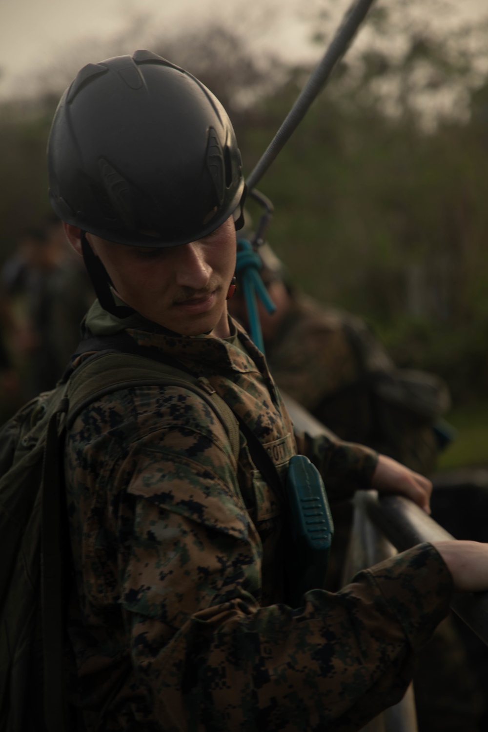 U.S. and French Marines work together on an endurance course