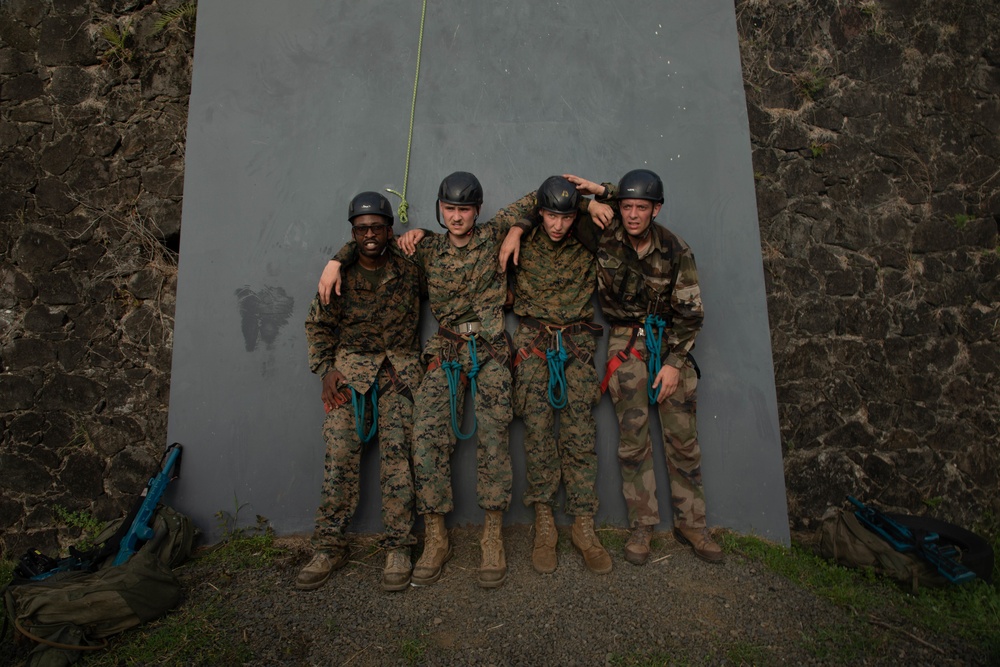 U.S. and French Marines work together on an endurance course