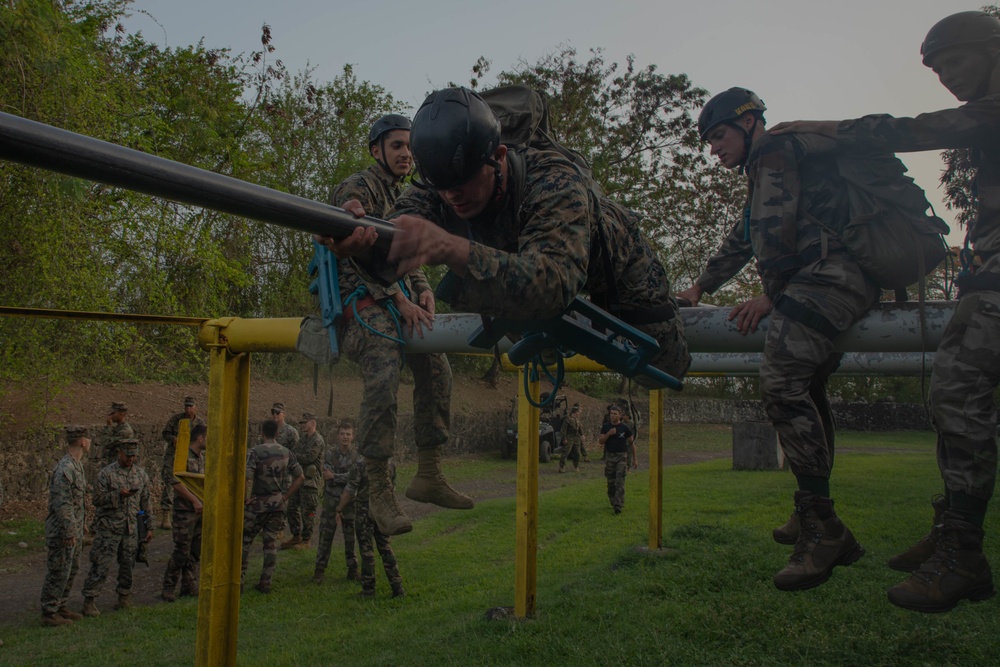 U.S. and French Marines work together on an endurance course