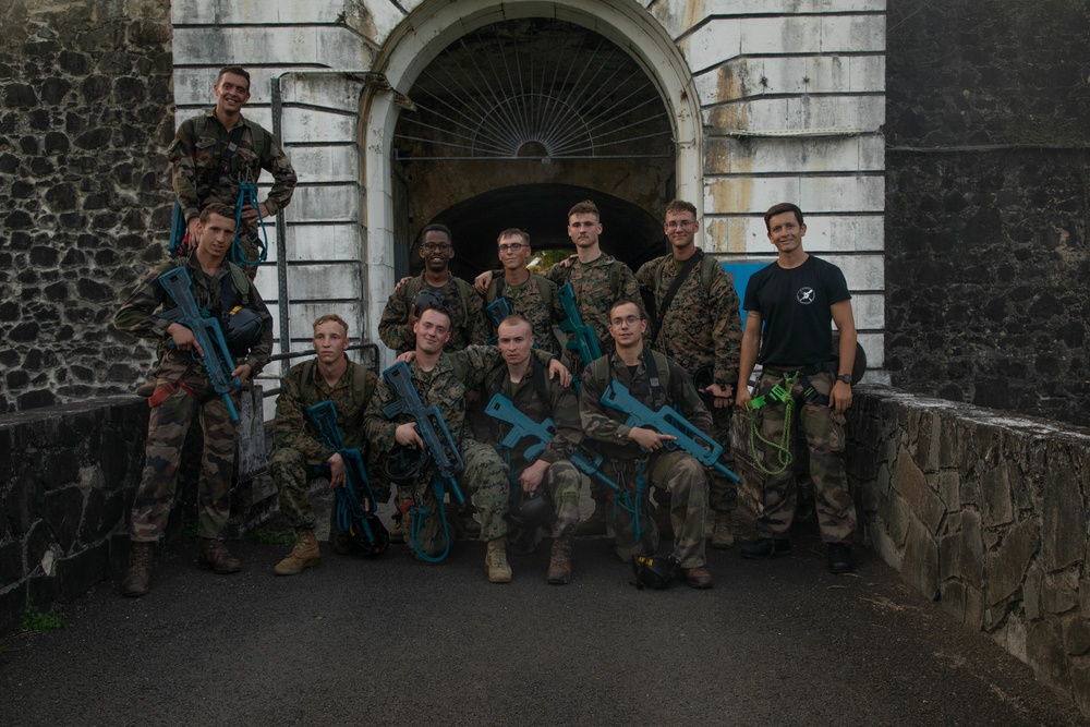 U.S. and French Marines work together on an endurance course