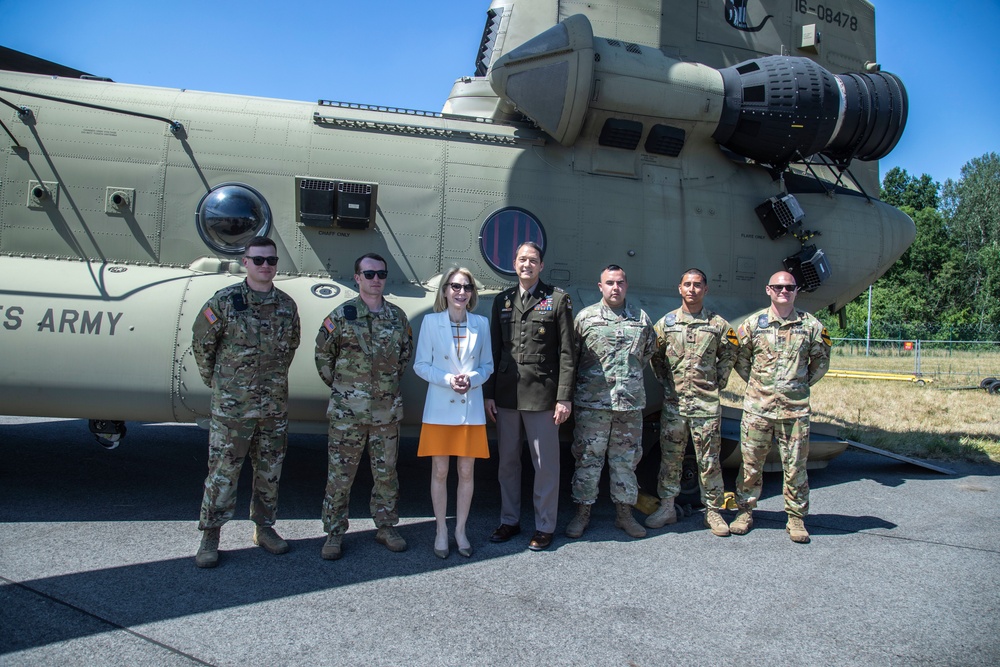 U.S. Ambassador to Germany meets with 1st Air Cavalry Brigade during ILA 2022.