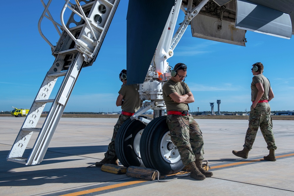 DVIDS - Images - B-1B Lancers Refuel In Darwin [Image 3 Of 4]